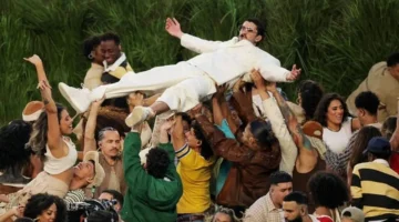 بسبب رقصه المقزز.. ترامب يشن هجوماً حاداً على مغني أمريكي شهير